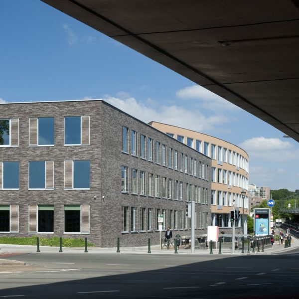 © Philippe D. Photography – Bureaux Veridis Situé à l'orée de bruxelles, près d'une station de métro