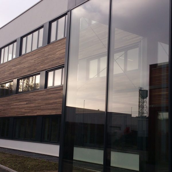 ©MATRIciel – Bâtiment industriel Tenibo Agrandissement de l'entreprise de menuiserie Tecnibo : une réalisation performante sur le plan énergétique et environnemental