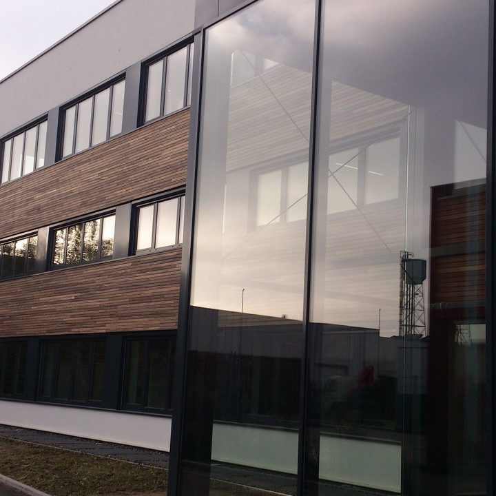 Agrandissement de l'entreprise de menuiserie Tecnibo : une réalisation performante sur le plan énergétique et environnemental