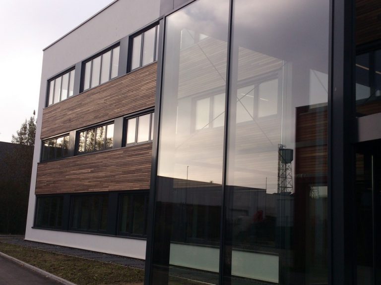 Agrandissement de l'entreprise de menuiserie Tecnibo : une réalisation performante sur le plan énergétique et environnemental