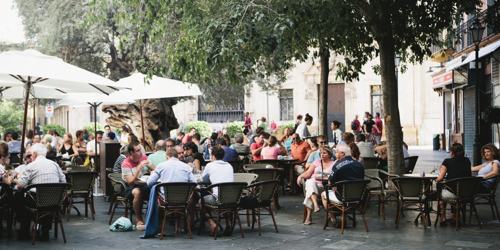 Crowd seated outside restaurant in Palma, Majorca MATRIciel et le confort thermique des bâtiment