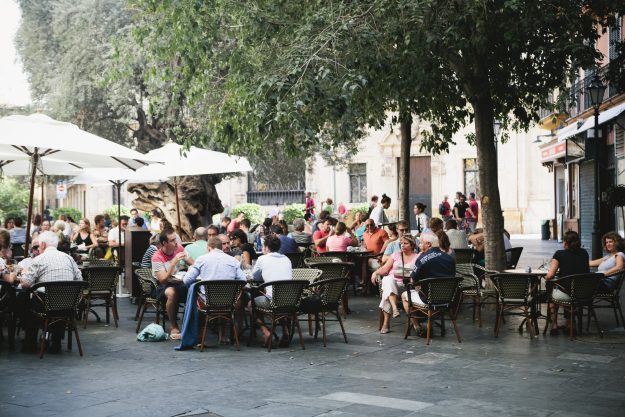 Crowd seated outside restaurant in Palma, Majorca MATRIciel et le confort thermique des bâtiment