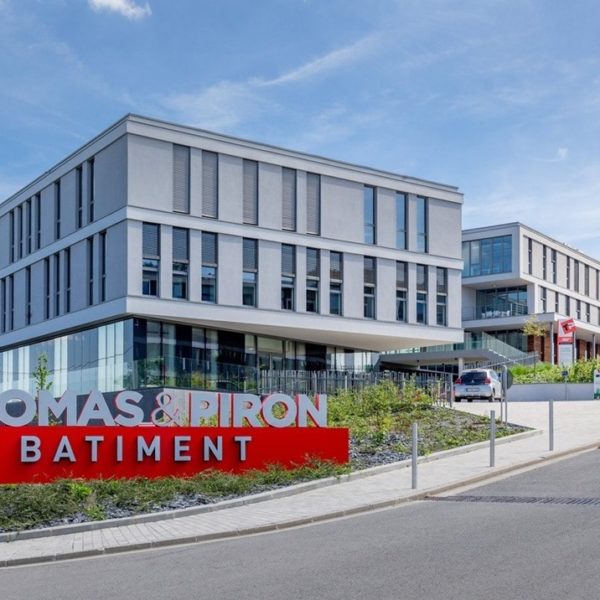 Photo ExtBurT&PBat – avec logo GSA 2021 MATRIciel assesseur BREEAM pour cette extension de bâtiment de bureaux